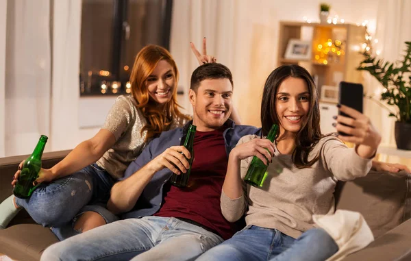 Amigos batendo bebidas e tomar selfie em casa — Fotografia de Stock