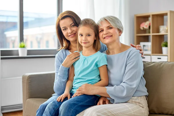 Retrato de mãe, filha e avó — Fotografia de Stock