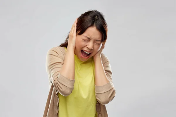 Stressato asiatico donna chiusura orecchie e urla — Foto Stock