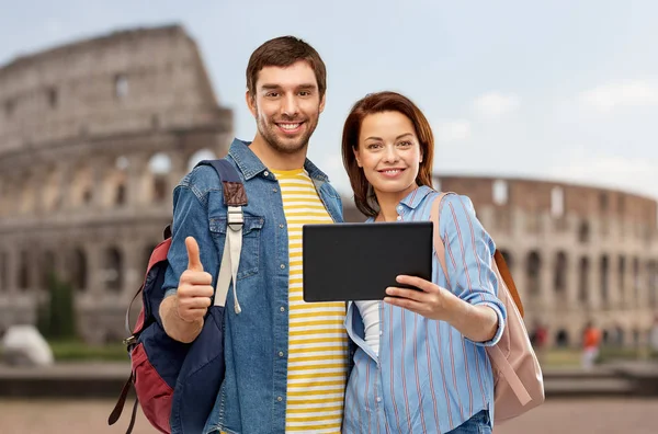 Coppia felice di turisti con tablet — Foto Stock