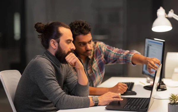 Creatieve team met computer werkt laat op kantoor — Stockfoto