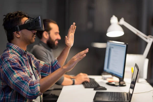 Hombre creativo en auriculares de realidad virtual en la oficina —  Fotos de Stock