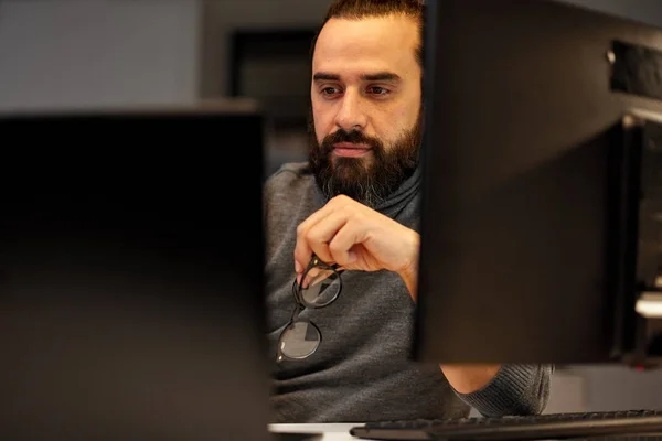 Primer plano del hombre creativo que trabaja en la oficina nocturna —  Fotos de Stock