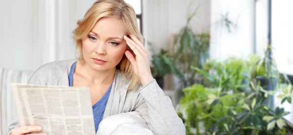 Frau liest Zeitung zu Hause — Stockfoto