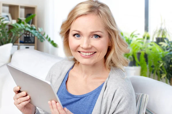 Frau mittleren Alters mit Tablet-Computer zu Hause — Stockfoto