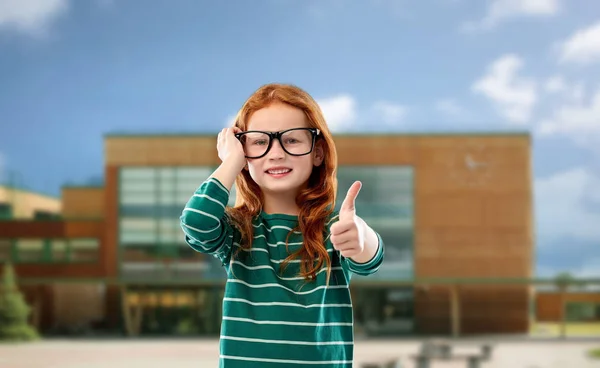 Κόκκινα μαλλιά μαθήτρια κορίτσι σε γυαλιά πάνω από το σχολείο — Φωτογραφία Αρχείου