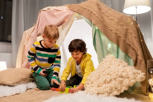 Ragazzi giocare giocattolo blocchi in bambini tenda a casa — Foto Stock
