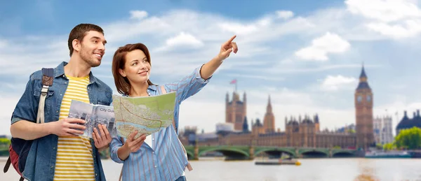 Szczęśliwa para turystów z przewodnikiem i mapą miasta — Zdjęcie stockowe