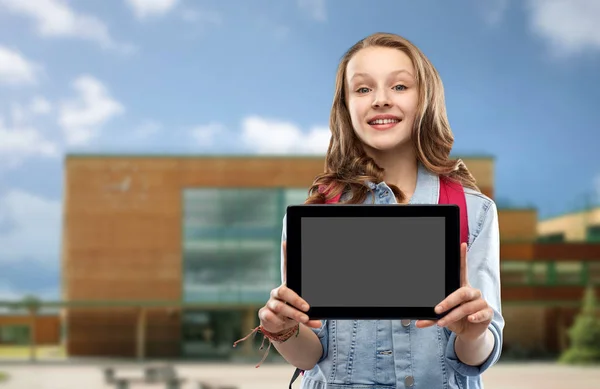 Uczeń dziewczyna z komputera typu tablet nad szkołą — Zdjęcie stockowe