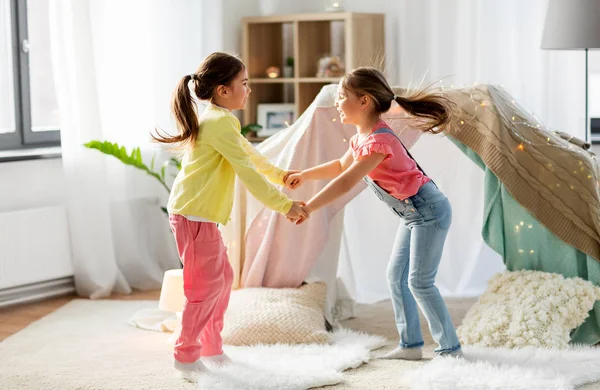 Boldog lányok játék a gyerekek közelében sátorban otthon — Stock Fotó
