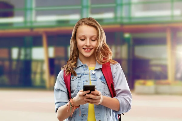 학교 가방 과 스마트폰을 들고 있는 십 대 여학생 — 스톡 사진
