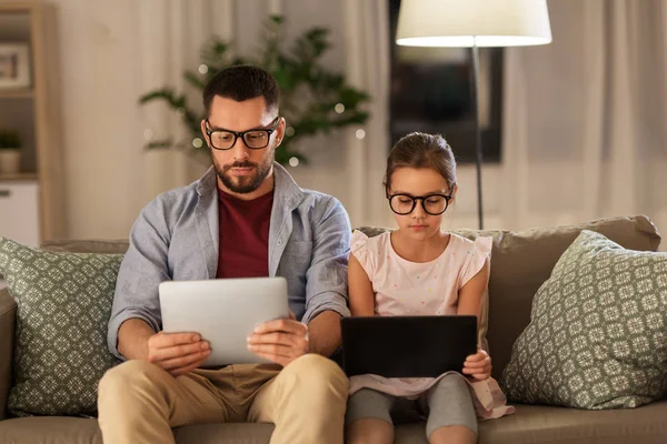 父亲和女儿与平板电脑在家里 — 图库照片