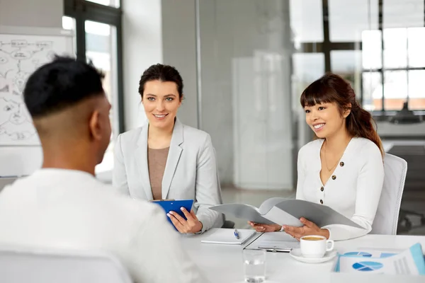 Personalvermittler führen Vorstellungsgespräch mit männlichen Mitarbeitern — Stockfoto