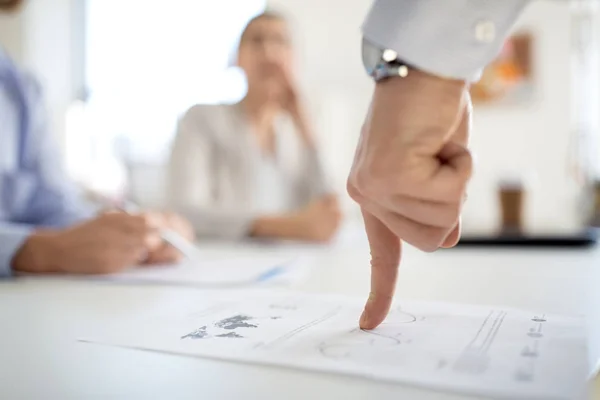 Nahaufnahme eines Geschäftsmannes mit Diagrammen im Büro — Stockfoto