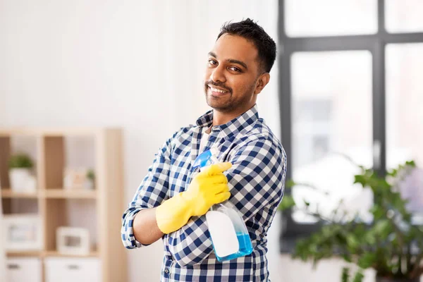 Evde deterjan temizleyen gülümseyen Hintli adam. — Stok fotoğraf