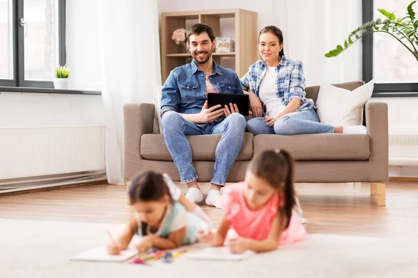 Famiglia felice trascorrere il tempo libero a casa — Foto Stock