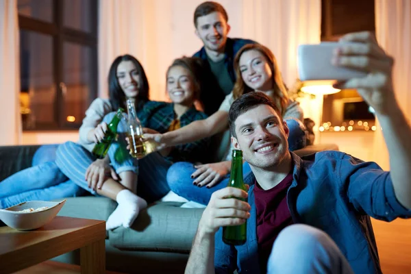 Amigos felices tomando selfie por teléfono inteligente en casa —  Fotos de Stock