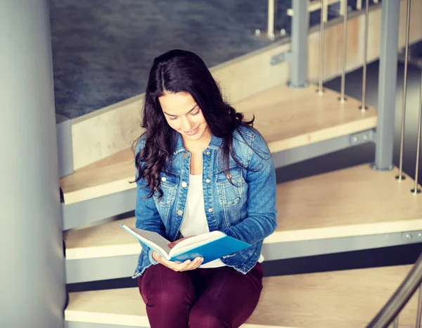 Estudiante de secundaria chica leyendo libro en escaleras — Foto de Stock