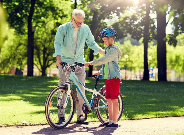 祖父と夏の公園で自転車の少年 — ストック写真