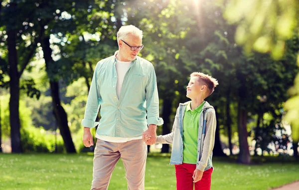 Avô e neto andando no parque de verão — Fotografia de Stock