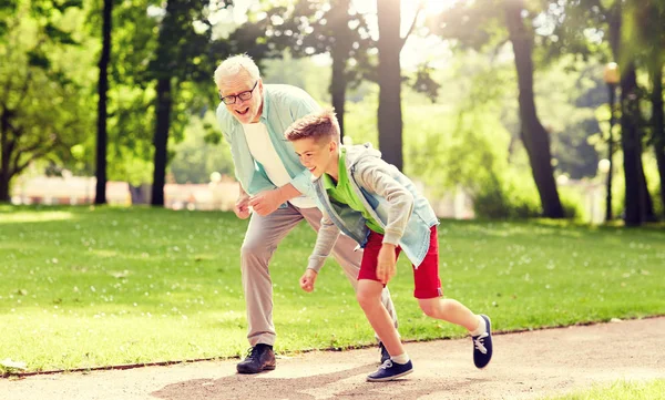 Opa en kleinzoon racen op zomer park — Stockfoto