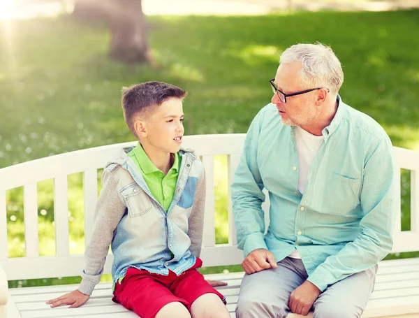 Büyükbaba ve torun yaz parkında konuşuyor. — Stok fotoğraf