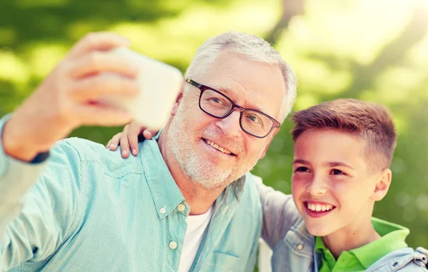 Yaşlı adam ve çocuk selfie smartphone tarafından alarak — Stok fotoğraf