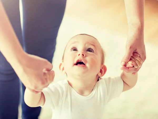 Glückliches Baby, das mit Hilfe der Mutter laufen lernt — Stockfoto