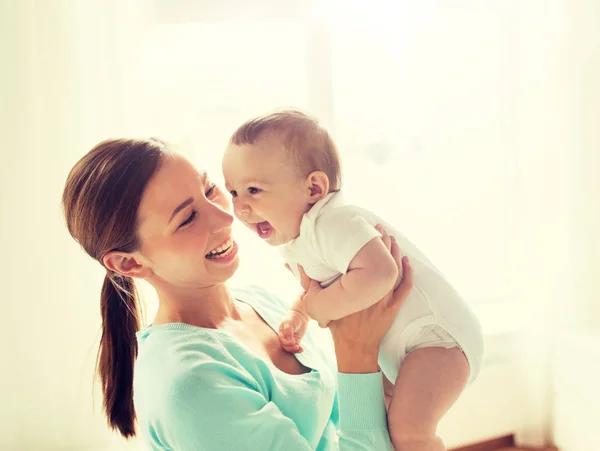 Feliz joven madre con pequeño bebé en casa —  Fotos de Stock