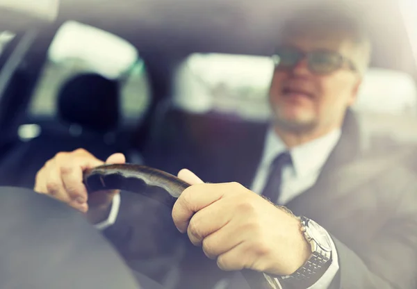 Senior obchodník ruce řídí auto — Stock fotografie