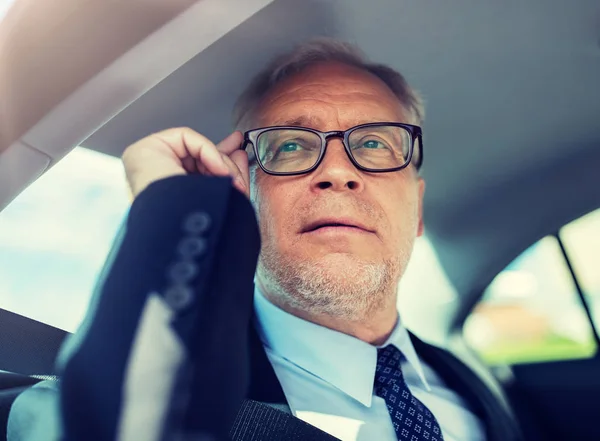 Uomo d'affari anziano che chiama su smartphone in auto — Foto Stock