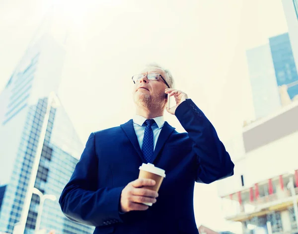 Senior zakenman belt op smartphone in de stad — Stockfoto