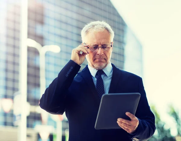 Senior businessman s tabletem PC na ulici — Stock fotografie