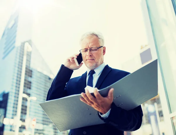 Hombre de negocios senior que llama en el teléfono inteligente en la ciudad — Foto de Stock