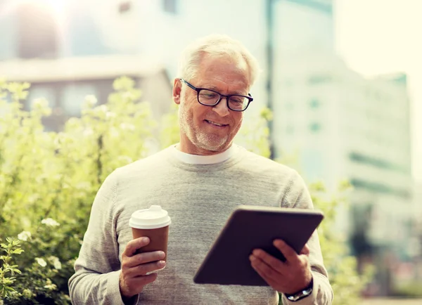 Starszy człowiek z komputera typu tablet i kawę w mieście — Zdjęcie stockowe