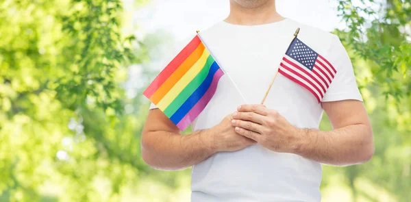 Uomo con gay orgoglio arcobaleno bandiera e braccialetto — Foto Stock