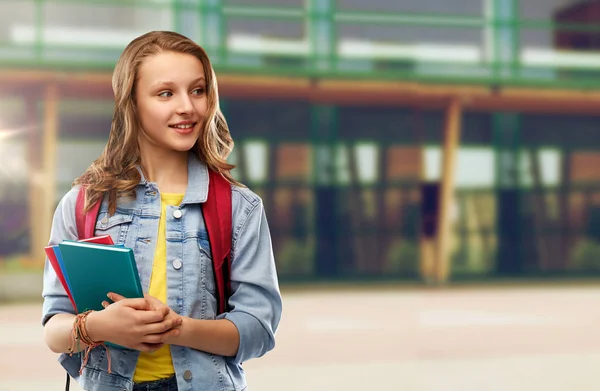 Feliz sonrisa adolescente estudiante chica con bolsa de la escuela —  Fotos de Stock