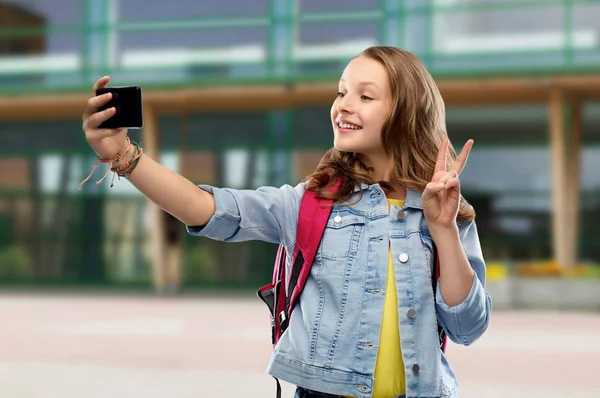 Девочка-подросток делает селфи на смартфоне — стоковое фото
