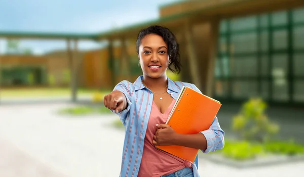 Afrikaans amerikaanse student vrouw met notebooks — Stockfoto