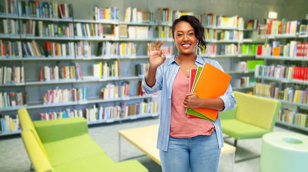 Afro-Amerikaanse studenten vrouw in de bibliotheek — Stockfoto