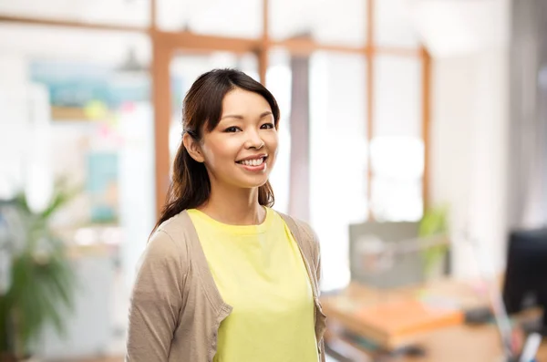 Щаслива азіатська жінка над офісним тлом — стокове фото