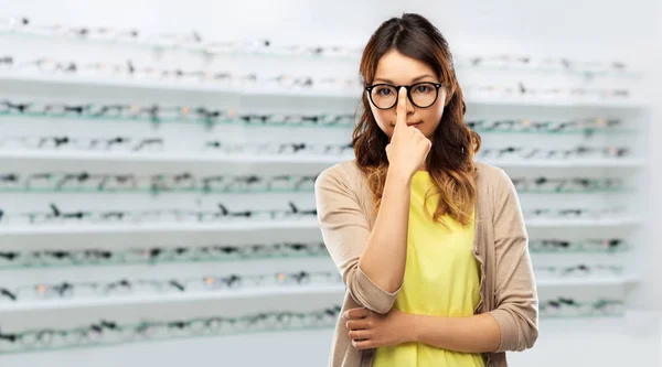 Optik mağaza üzerinde gözlük asyalı kadın — Stok fotoğraf