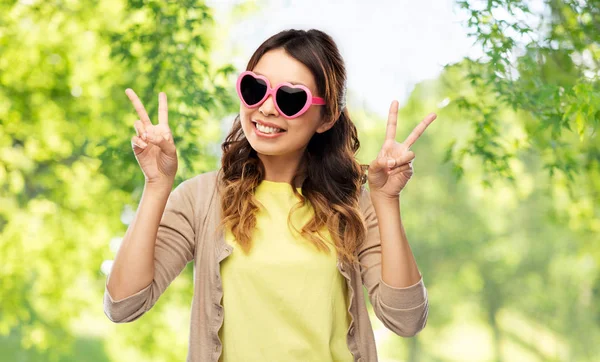 Азиатка в солнечных очках в форме сердца — стоковое фото