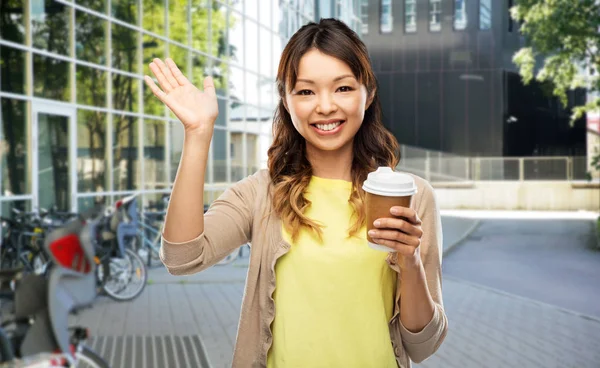 街の通りでコーヒーを振るアジアの女性 — ストック写真