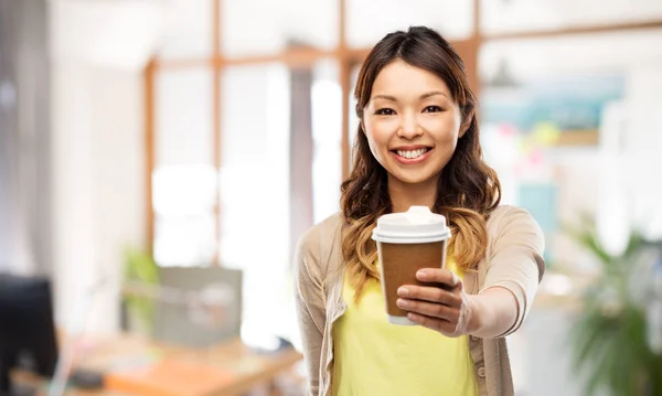 Feliz asiático mulher beber café no escritório — Fotografia de Stock