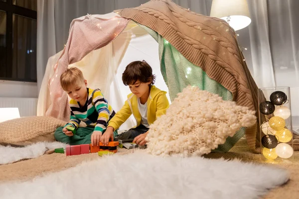 Jungen spielen Spielzeugklötze im heimischen Kinderzelt — Stockfoto