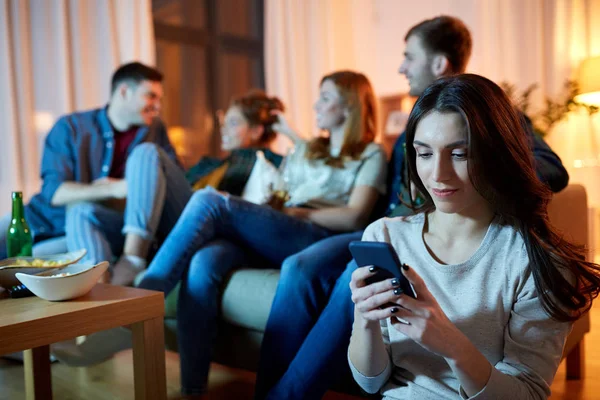 Jovem mulher com smartphone em casa festa — Fotografia de Stock