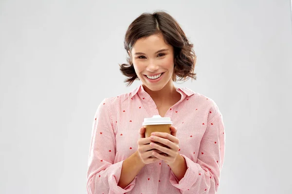 Felice giovane donna in pigiama con una tazza di caffè — Foto Stock