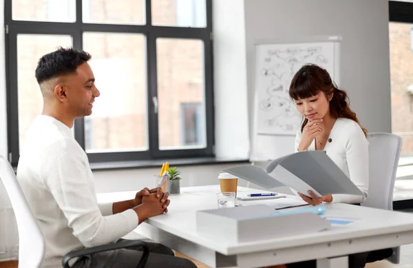 Empregador ter entrevista com empregado no escritório — Fotografia de Stock