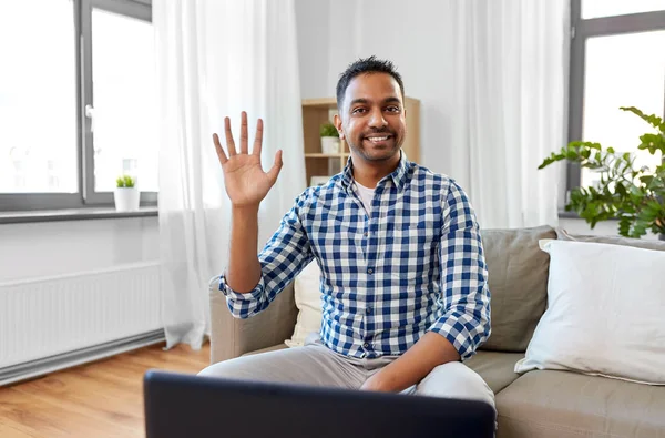 Blogger masculino indio saludando mano en casa —  Fotos de Stock
